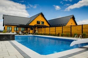 Maison moderne avec une piscine creusée dans le jardin